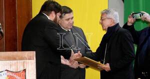 La Nación / Fernando de la Mora declara ciudadano Ilustre al monseñor Adalberto Martínez