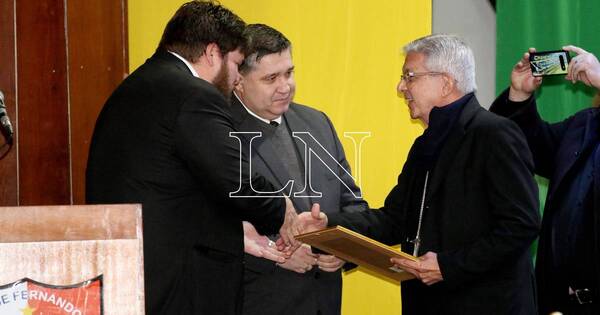 La Nación / Fernando de la Mora declara ciudadano Ilustre al monseñor Adalberto Martínez