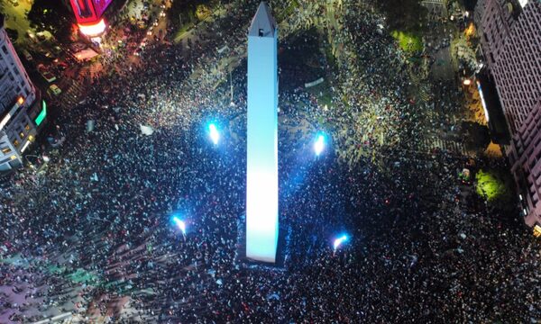 Hinchas argentinos le roban el celular a un periodista durante los festejos por el título alcanzado