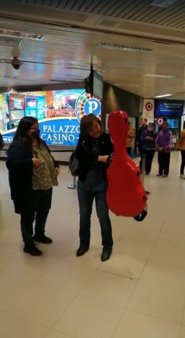 Berta Rojas se reencuentra con su guitarra robada - Música - ABC Color