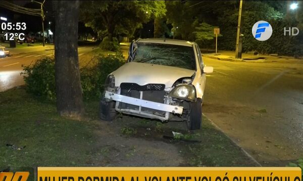 Mujer dormida al volante chocó contra árbol en Asunción | Telefuturo