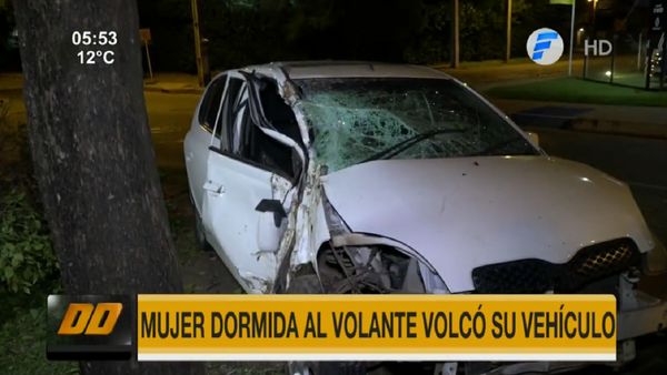 Mujer se queda dormida y choca contra un árbol en Santa Teresa