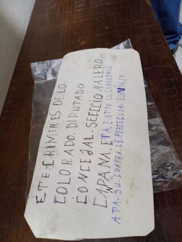 Hallan panfleto frente a una radio