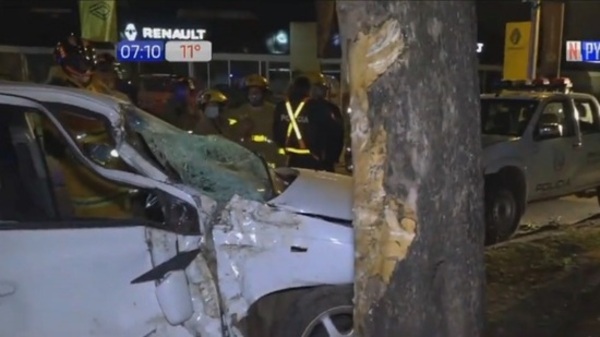 Conductora choca contra un árbol tras quedar dormida - PARAGUAYPE.COM