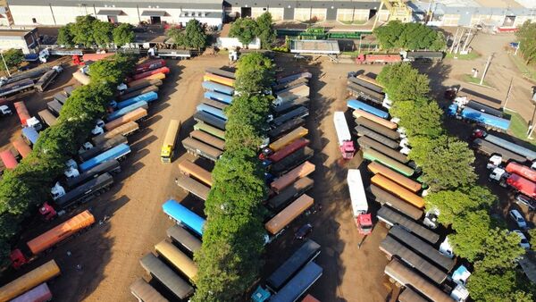 Autoridades intervienen en caso de camioneros que no pasan al Brasil