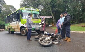 Motociclista sufre lesiones tras choque frontal con un colectivo
