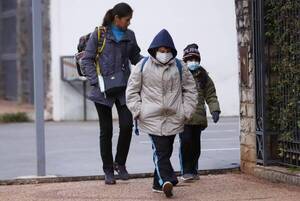 Crónica / No se adelantan las vacaciones: Desde el lunes, clases virtuales
