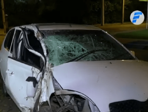 Mujer colisiona contra un árbol tras aparentemente quedarse dormida · Radio Monumental 1080 AM