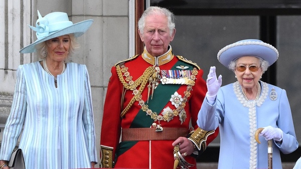 Una multitud acompañó a la reina Isabel II en la celebración de sus 70 años en el trono - .::Agencia IP::.