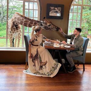Wanda Nara y Mauro Icardi desayunaron con una jirafa, en Kenia - Gente - ABC Color