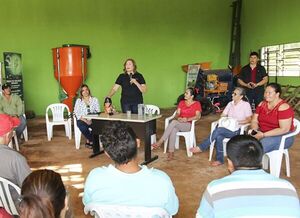 Gail González, en gira de trabajo por Caazapá