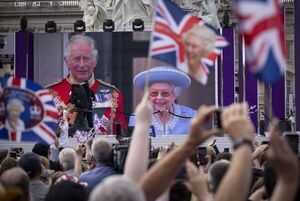 Video: La Reina Isabel fue aclamada por una inmensa multitud - Mundo - ABC Color