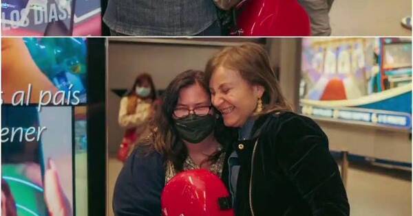 La Nación / Berta Rojas se emocionó hasta las lágrimas con el reencuentro de su guitarra La Rojita