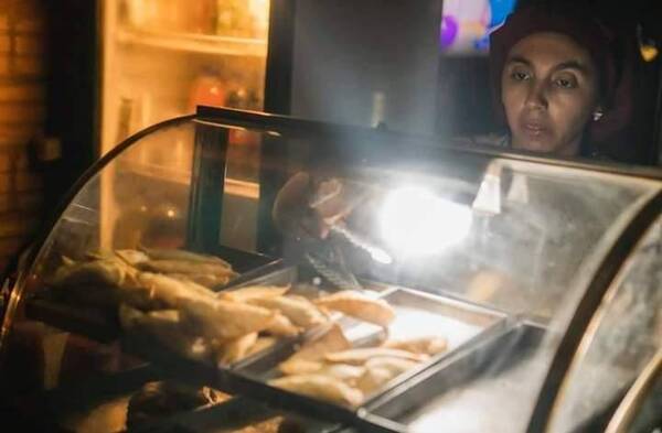 Crónica / Empanada a 500'i: El copetín que piensa en el bolsillo del cliente
