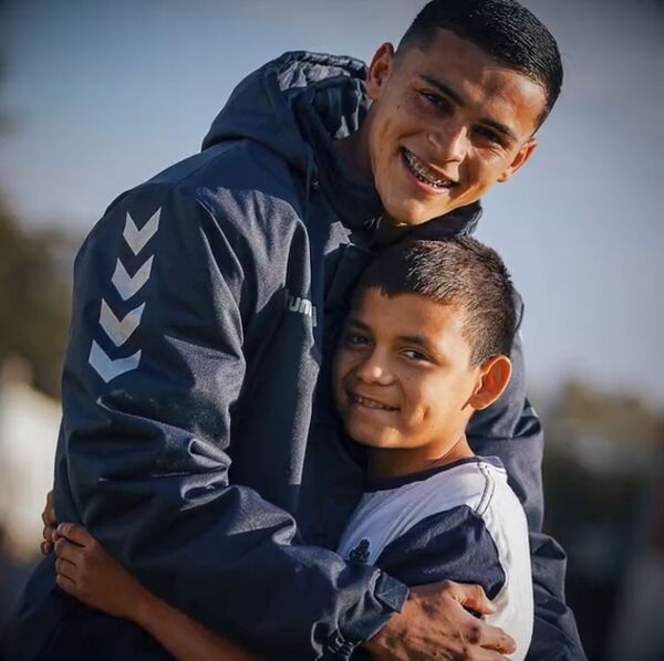 El gesto de Ramón Sosa con un fan de Gimnasia - Fútbol - ABC Color