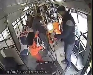 Difunden video de cómo se aprovechan los descuidistas en un bus  - Nacionales - ABC Color