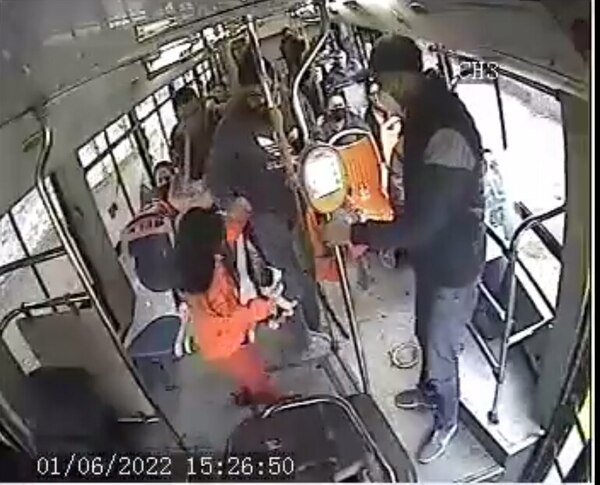 Difunden video de cómo se aprovechan los descuidistas en un bus - Nacionales - ABC Color