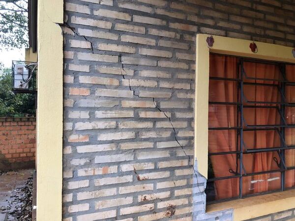 Clausuran aulas ante peligro de derrumbe en Hernandarias - Noticde.com