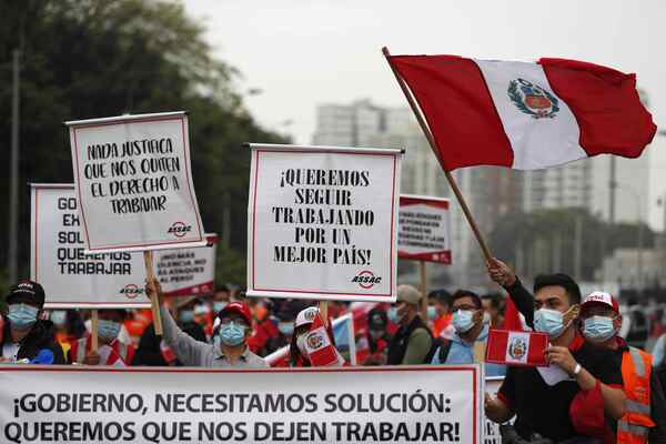 Cientos de trabajadores exigen fin del conflicto en una gran mina peruana - MarketData