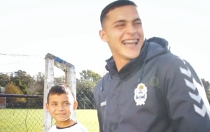 Niño argentino que habla guaraní conoce a su admirado Ramón Sosa