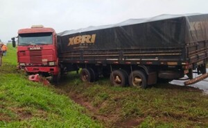 Accidente causado por ruta resbaladiza dejó daños materiales