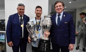 Crónica / Mirá el regalo que le hizo Alejandro Domínguez a Lionel Messi