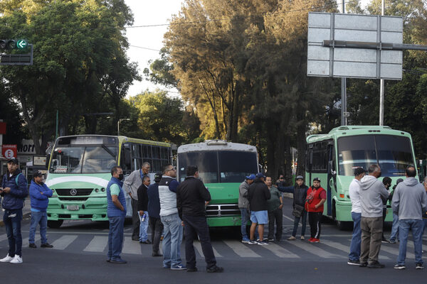 Transportistas de Ciudad de México bloquean vías para aumento de tarifa - MarketData