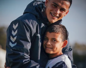 ¡Re chulinita! El futbolista Ramón Sosa le cumplió el sueño a un peloterito argentino que habla perfectamente en guaraní