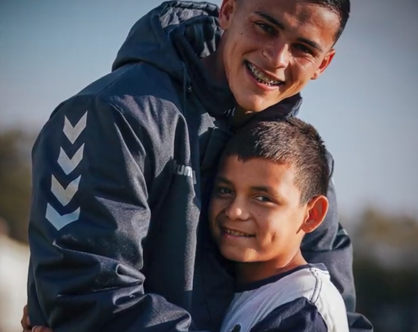 ¡Re chulinita! El futbolista Ramón Sosa le cumplió el sueño a un peloterito argentino que habla perfectamente en guaraní