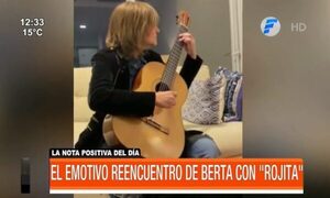 Emotivo reencuentro de Berta Rojas con su guitarra - PARAGUAYPE.COM