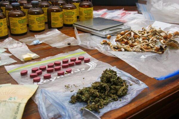 Allanamientos en Asunción y Central para desarticular red de distribución de drogas sintéticas - Nacionales - ABC Color