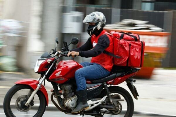 Motochorros despojaron de su mochila a un entregador de una farmacia - Radio Imperio