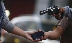 ¡Sorprendente!: la asaltaron a mano armada, lloró y el ladrón regresó para abrazarla