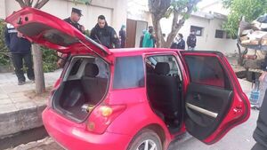 Tres hombres persiguieron a una mujer y le robaron el auto