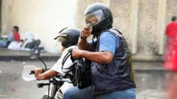 Roban mochila a un delivery