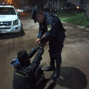 Vecinos detuvieron a ladrón de focos y cables » San Lorenzo PY