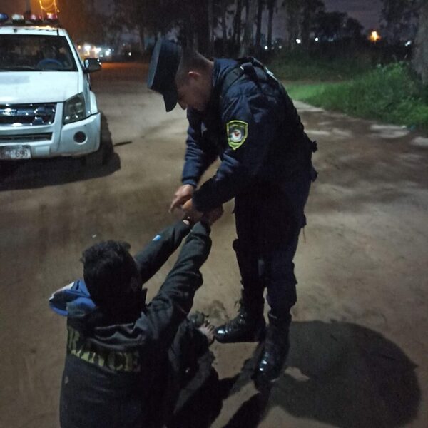 Vecinos detuvieron a ladrón de focos y cables » San Lorenzo PY