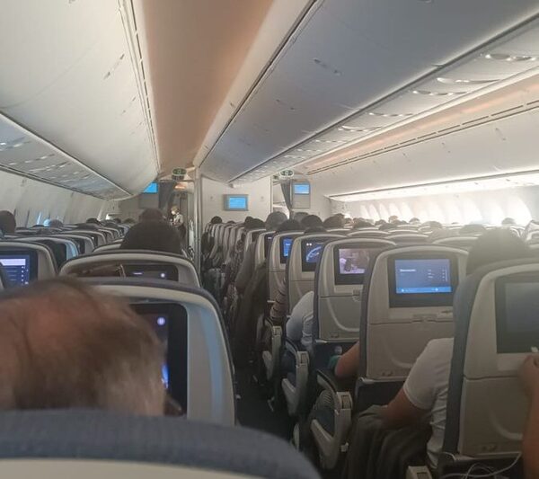 Pasajero murió en pleno vuelo lleno de paraguayos y aterrizaron de emergencia