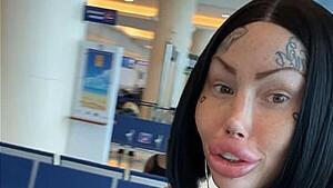 Diario HOY | Expulsada del avión por sus pechos de 10 kilos: la denuncia viral de una mujer