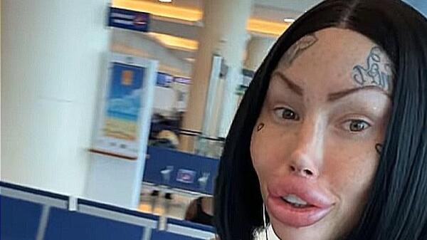 Diario HOY | Expulsada del avión por sus pechos de 10 kilos: la denuncia viral de una mujer
