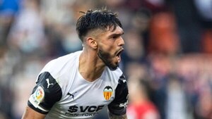 Valencia destituye a su DT y un campeón del mundo podría dirigir a Omar Alderete