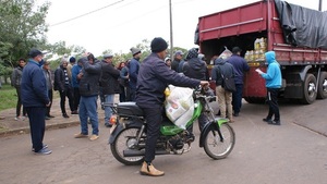 Pescadores de Itapúa reciben kits de víveres