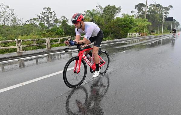 ¡Con frío y lluvia, NutriDiego completó 226 km del Iron Man en Brasil!