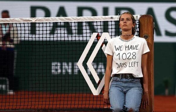 Roland Garros: activista se encadenó con un claro mensaje: “Nos quedan 1028 días”