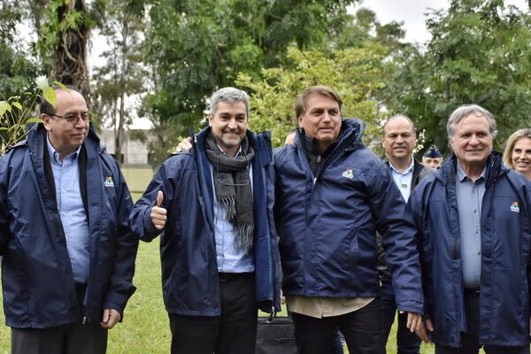 Diario HOY | Abdo Benítez y Bolsonaro visitan las obras de un puente "modelo de integración"