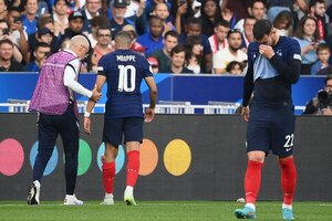 Alarma en Francia: Mbappé se retiró lesionado de la rodilla