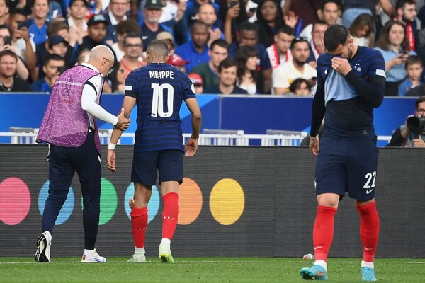 Alarma en Francia: Mbappé se retiró lesionado de la rodilla