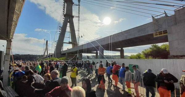 La Nación / Bolsonaro convirtió en un mitin electoral visita a obras del Puente de Integración
