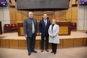 Oficialistas, FG y un sector liberal reeligen a Salomón en el Senado