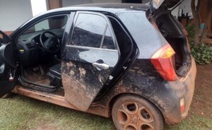 Hallan réplicas de fusiles en auto abandonado en Juan León Mallorquín